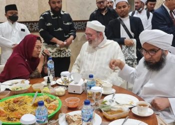 Tasbih Habib Ali Jufri dan Yenny Wahid