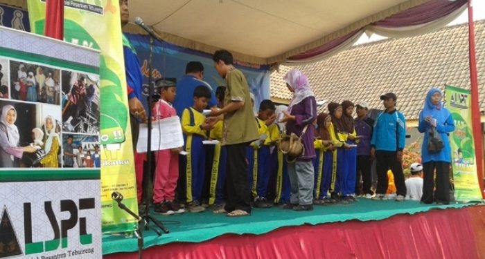 menyantuni anak yatim yang baligh