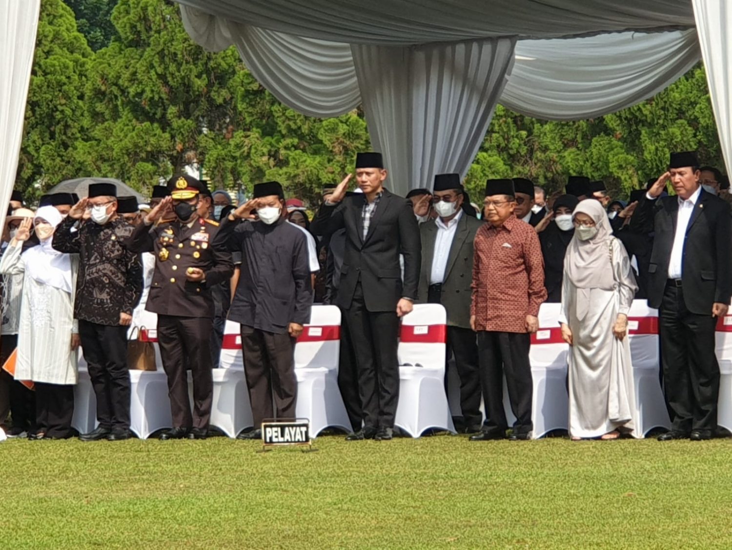 AHY dan Jusuf Kalla saat pemakaman Prof Azra