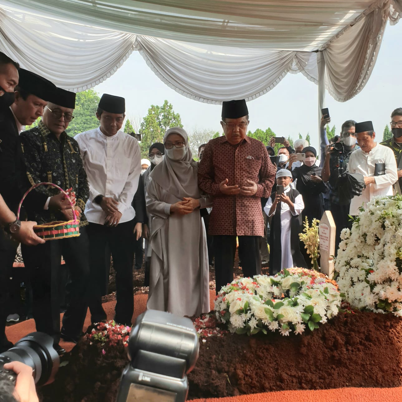 Jusuf kalla di makam Prof Azra