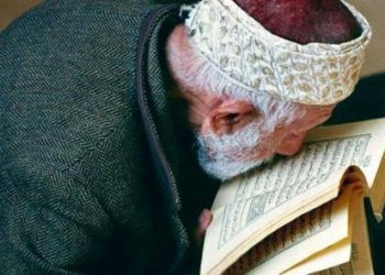 Mencium al-qur'an bolehkah