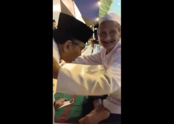 Viral di Medsos Video Gus Yahya Sungkem ke Sosok Kiai Sepuh