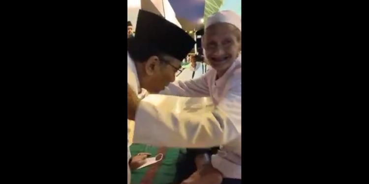 Viral di Medsos Video Gus Yahya Sungkem ke Sosok Kiai Sepuh