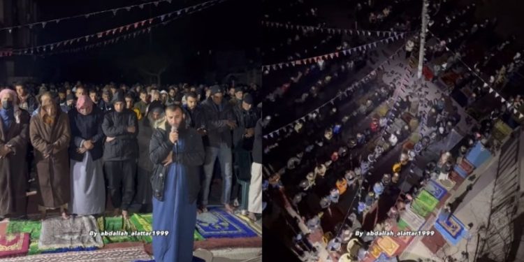 Masyarakat Palestina Salat Tarawih di Sekitar Reruntuhan Masjid Al-farouq.(Ist)