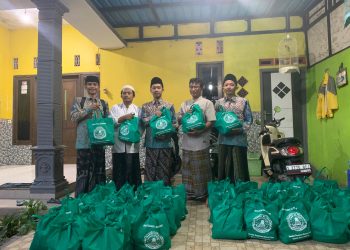 Santri Bumi Damai Al-Muhibbin Bahrul Ulum menyalurkan zakat fitrah