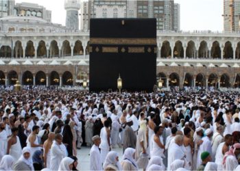 Bersentuhan dengan Lawan Jenis saat Thawaf, Batalkah?