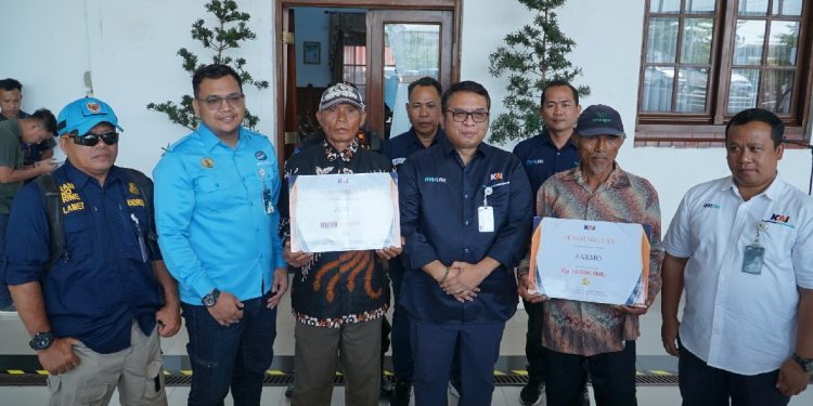 PT KAI Apresiasi Aksi 2 Kakek Selamatkan Penumpang Kereta Api. (Ist)