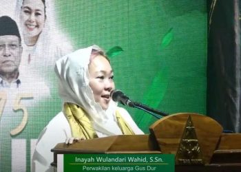 Ning Inayah Wahid memberi sambutan pada acara puncak haul ke-15 Gus Dur. Foto: Youtube Tebuireng Official