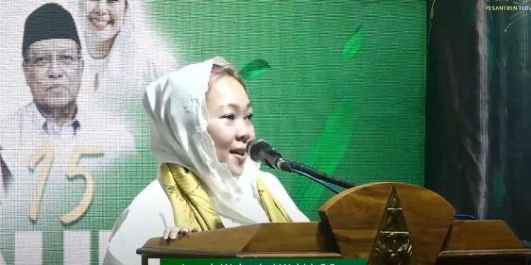 Ning Inayah Wahid memberi sambutan pada acara puncak haul ke-15 Gus Dur. Foto: Youtube Tebuireng Official