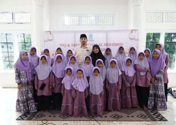 Foto Bersama Segenap Siswa TPQ Al-Muhibbin dengan Ning Sheila dan Gus Ahmad Kafabihi Mahrus