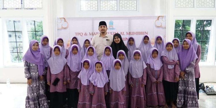 Foto Bersama Segenap Siswa TPQ Al-Muhibbin dengan Ning Sheila dan Gus Ahmad Kafabihi Mahrus