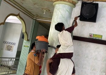 Sambut Ramadhan, Siswa Lintas Agama di Jombang Kolaborasi Membersihkan Rumah Ibadah.